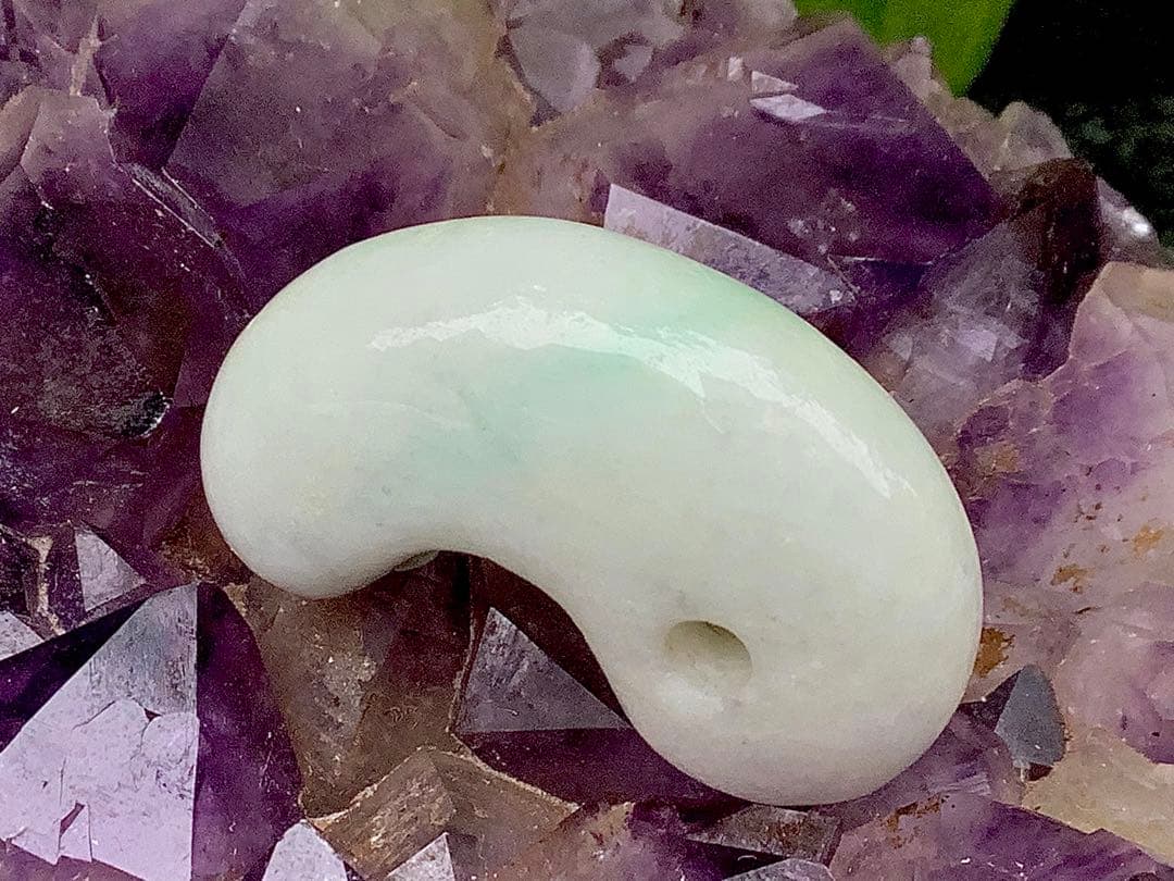 ✳綺麗な淡い緑入り 糸魚川翡翠勾玉 本物の守護石 お守りにお