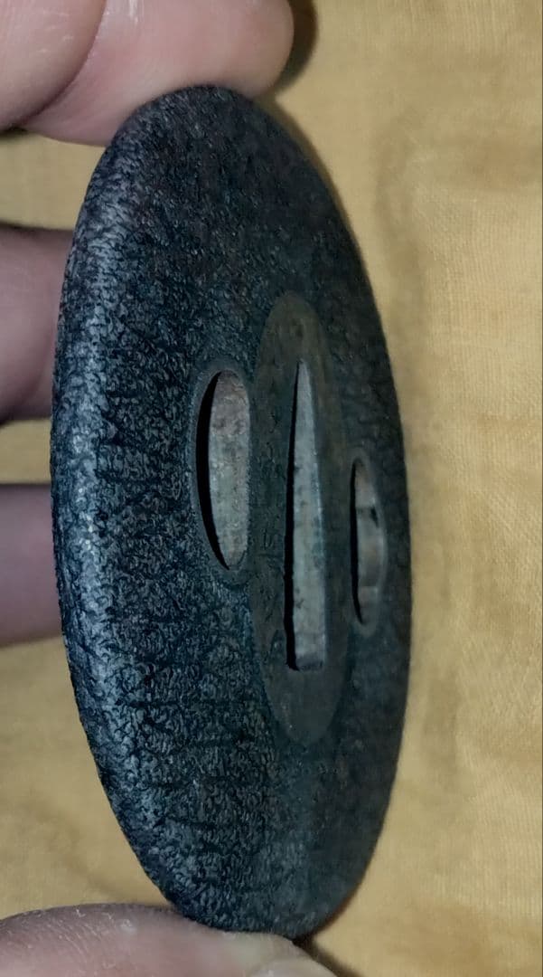 鉄鍔　鐔　(高橋興次花押　縮緬皺図)　江戸時代　箱付き