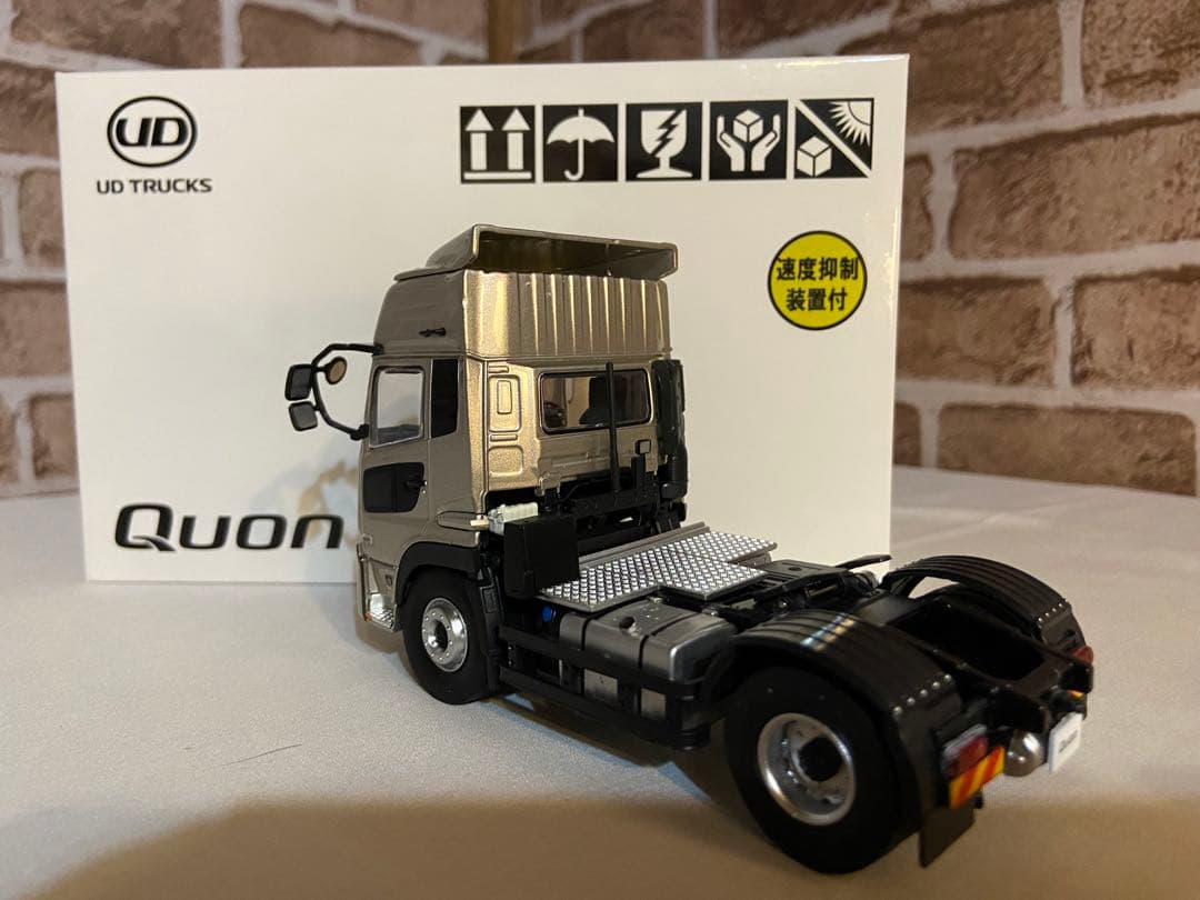 1/43 UDトラックス トラクターヘッド&セミトレーラーセット