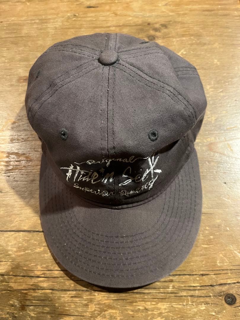 ハイドアンドシーク テンダーロイン グレー刺繍キャップ スナップ