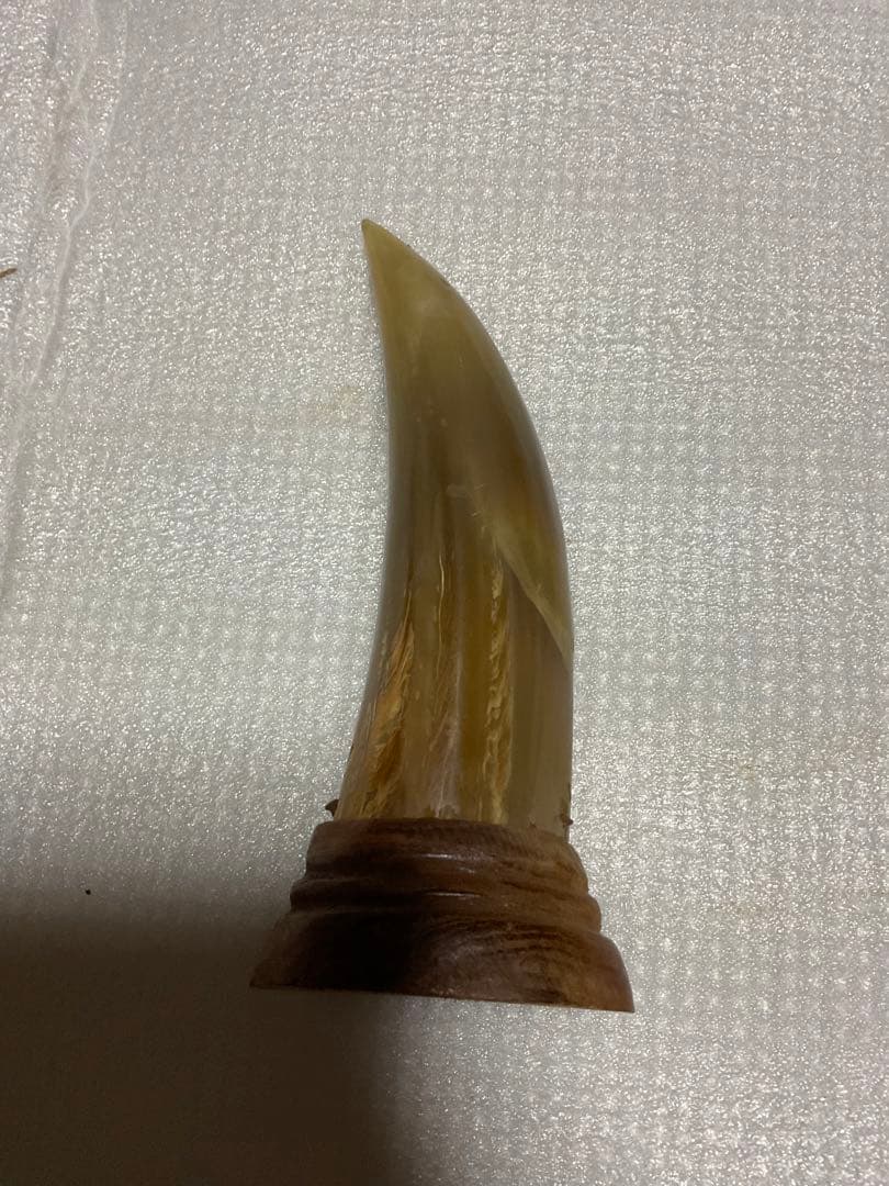 水牛の角の彫物 置物。台座は木製。【角にはドラゴンが彫られ