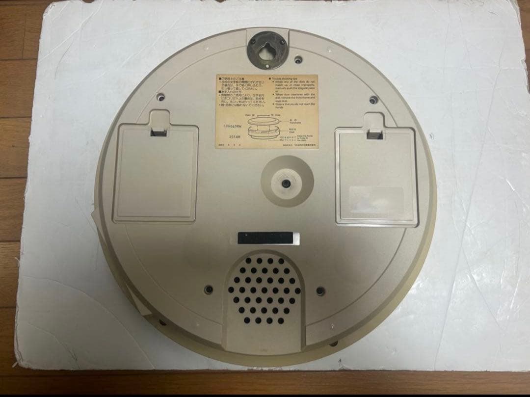 Small World 花の形状 掛時計 動く人形付き