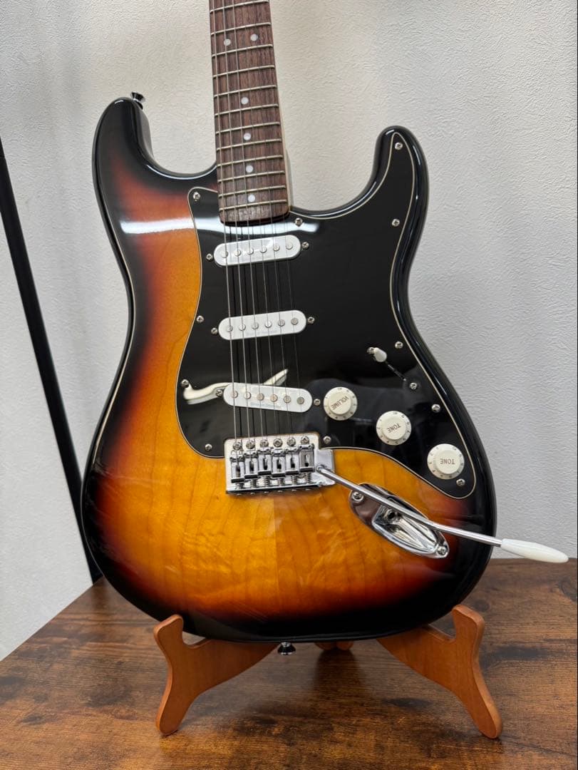 Squier ストラトキャスター サンバースト/ピックガードブラック