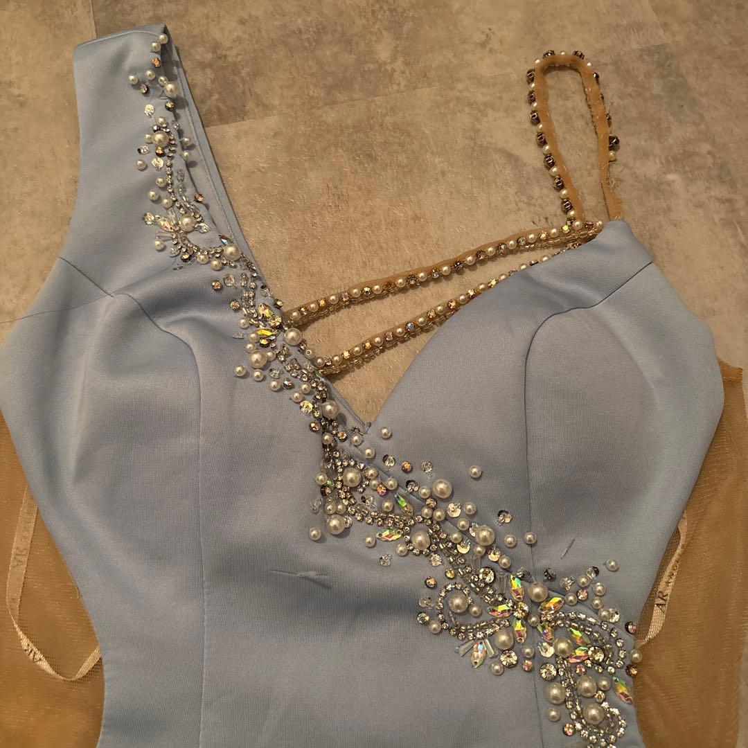 ビーズ装飾付きライトブルータイトドレス