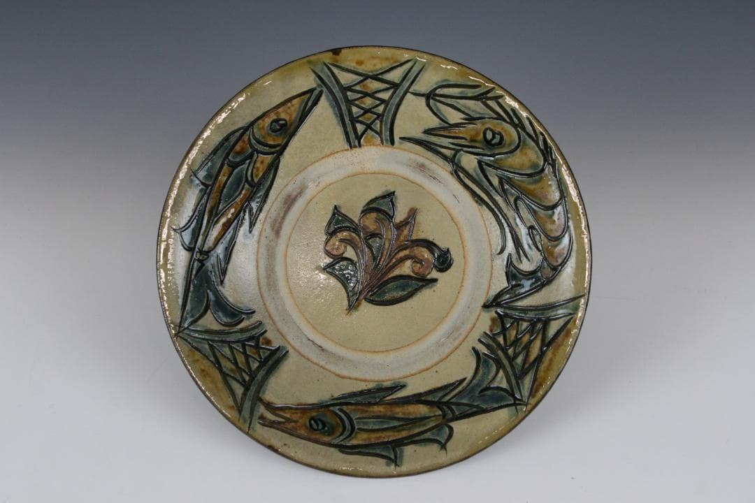 壺屋焼 人間国宝 金城次郎 作 海老魚文七寸皿（重ね焼）