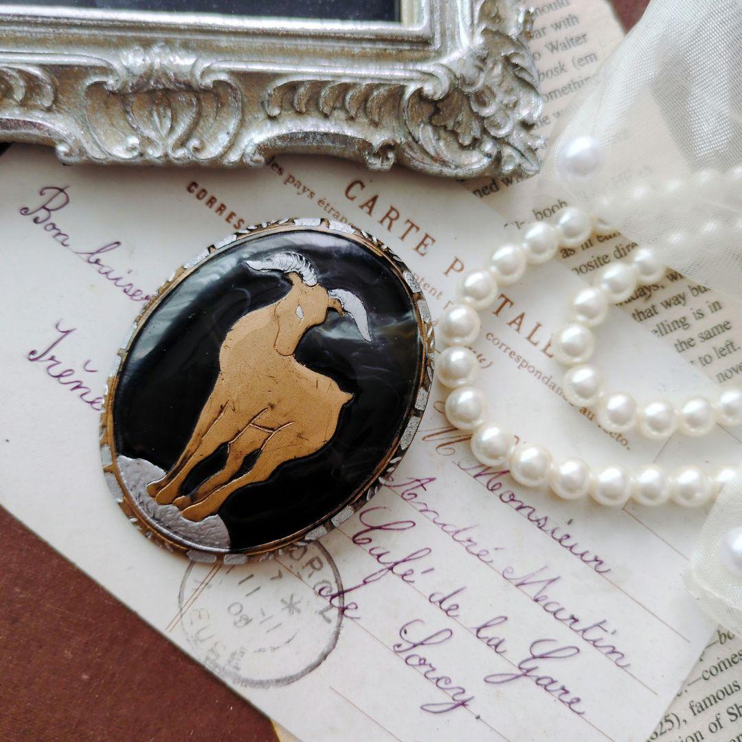 アキオ モリ 岩場に立つ山羊 ブローチ アカンサス模様 金蒔絵 水牛角