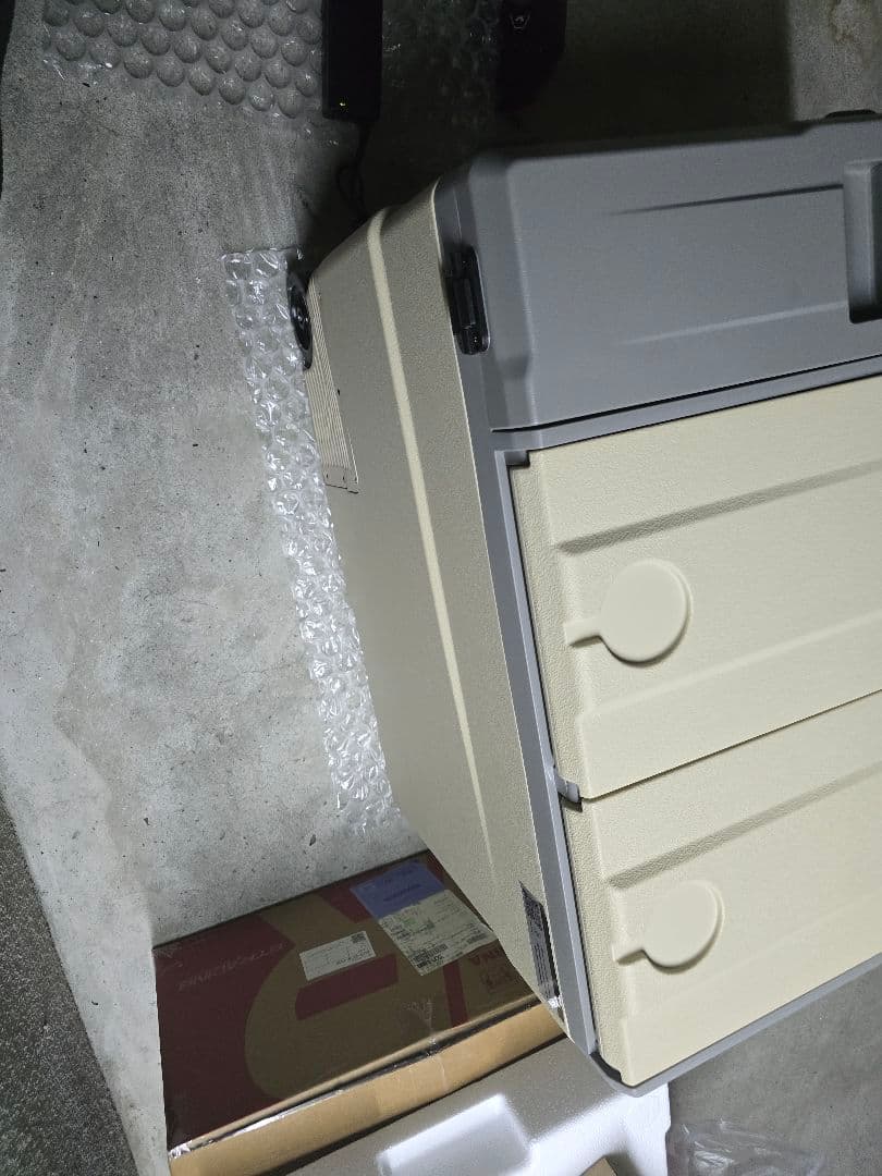 【新品未使用】車載冷蔵庫 SAMONIC 55L　バッテリー付き　カーキ色