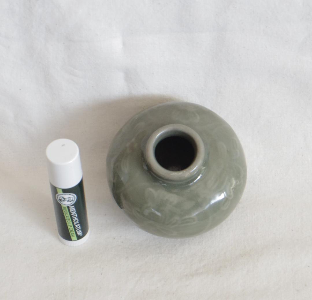 小壺 明 青磁 龍泉窯 花の陽刻 オリーブグリーン ☆口に欠け、胴