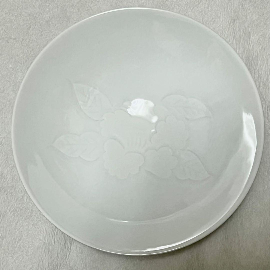 【人間国宝/重要無形文化財】井上萬二造 白磁山茶花/椿彫文皿 未使用