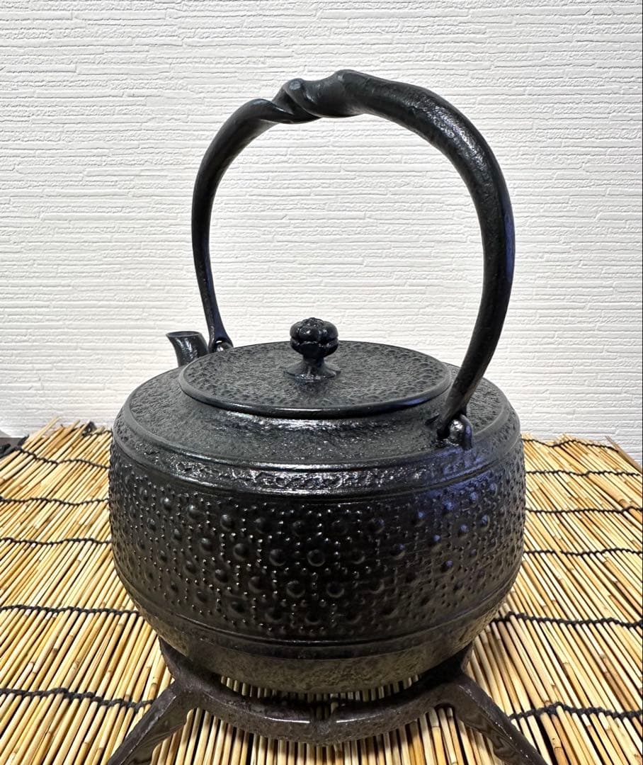 新品、供箱等付属品付 南部岩鋳四代目清末作 丸型肩付亀甲 鉄瓶台セット