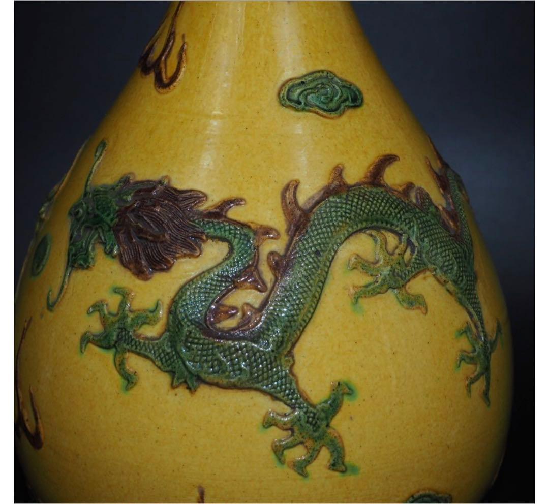 送料無料　時代物　盛上げ雲龍紋三彩花瓶　高さ34ｃｍ