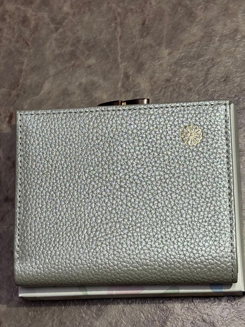 皇居　限定販売　新品　二つ折り財布　がま口タイプ　シックなシルバー　菊の御紋 皇居 がま口 財布 二つ折り財布 ブルー 水色 皇居限定品 二つ折り財布