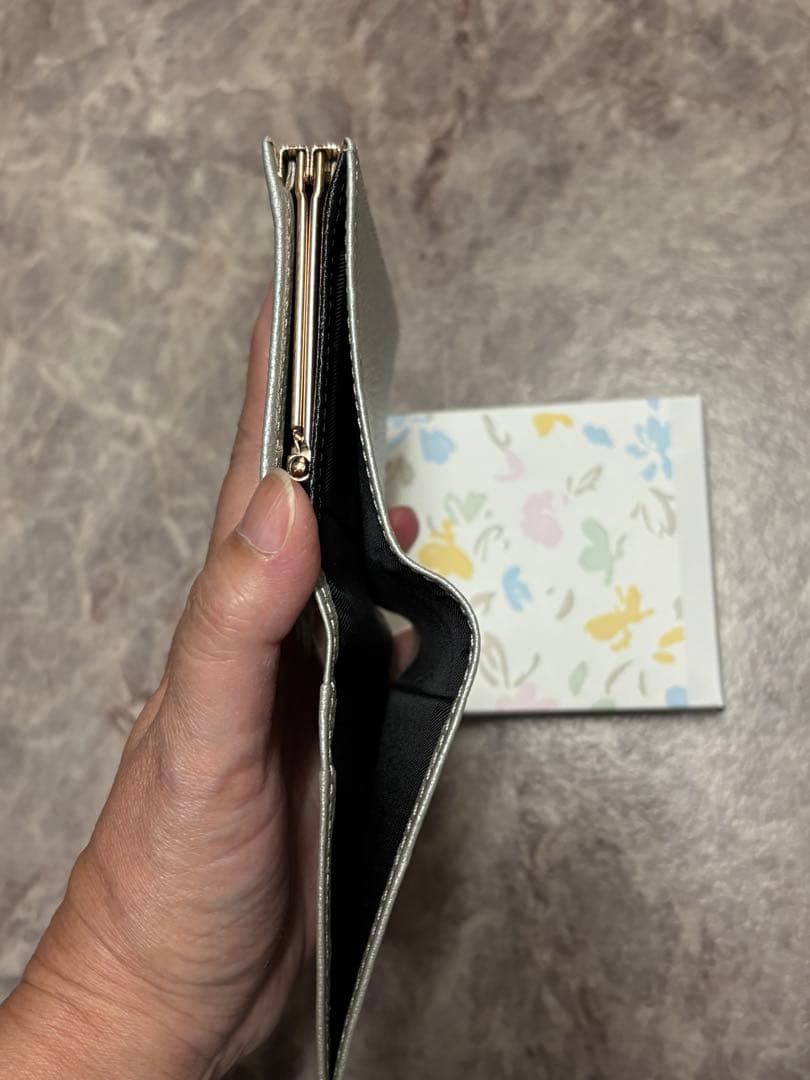 皇居 限定販売 新品 二つ折り財布 がま口タイプ シックなシルバー 菊の御紋