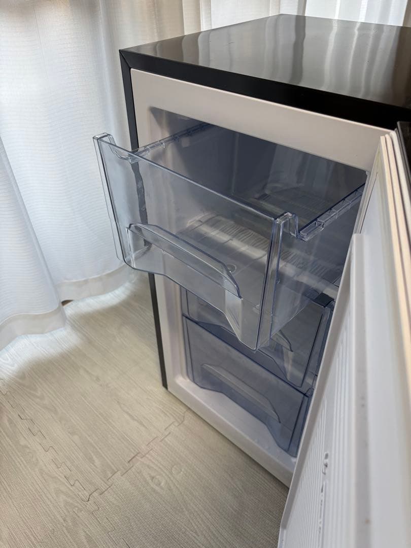 小型冷凍庫 60L ブラックガラス扉