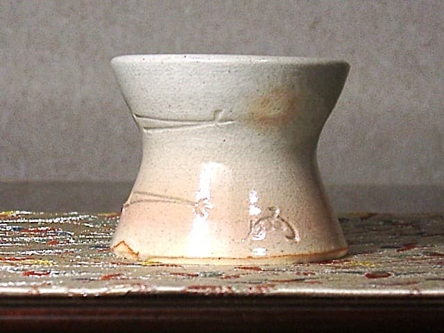 萩焼　表千家十三世即中斎宗左花押　松葉　蓋置　無傷　保護箱。