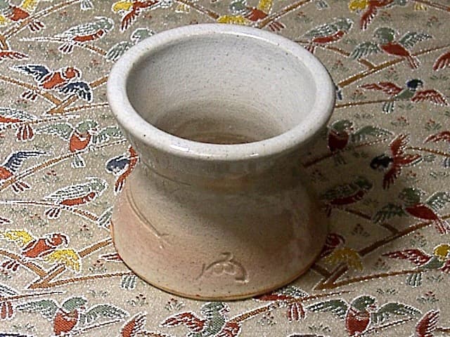 萩焼　表千家十三世即中斎宗左花押　松葉　蓋置　無傷　保護箱。