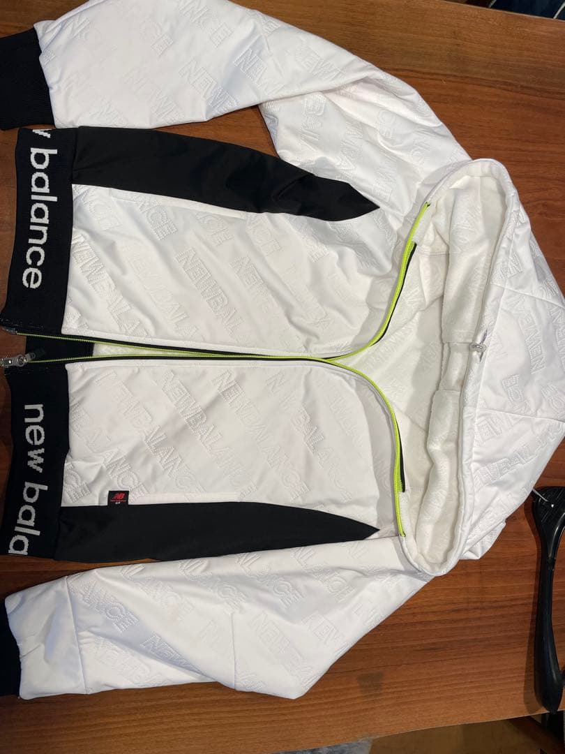 New Balance フード付きジャケット ホワイト/ブラック