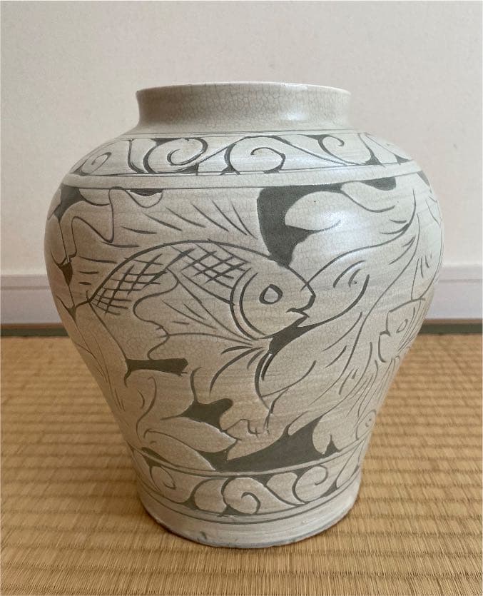 金魚の絵柄の花瓶 神戸ファッション美術館は、9月11日(土)から特別展 深堀隆介展「金魚鉢