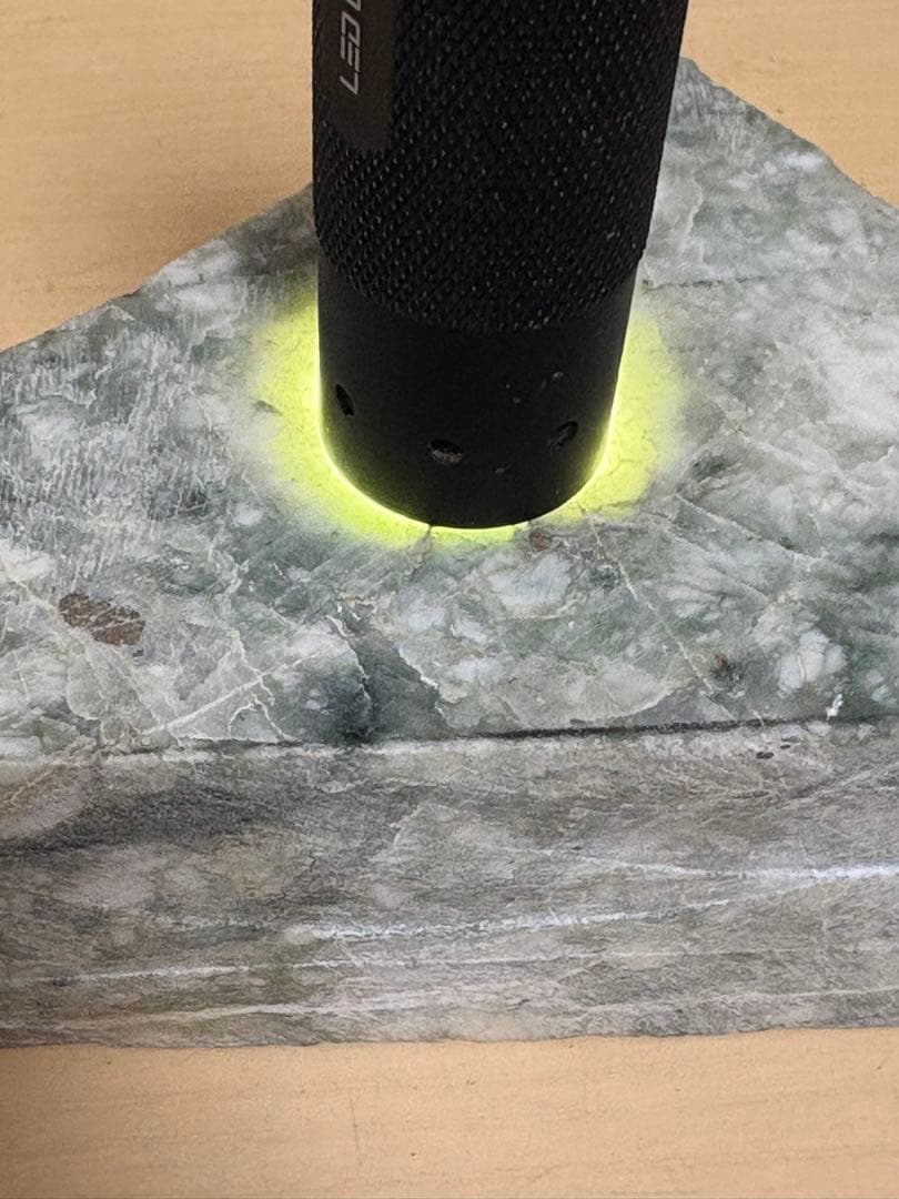 新潟県糸魚川市姫川産巨石天然糸魚川翡翠原石1233g 4面カット磨き