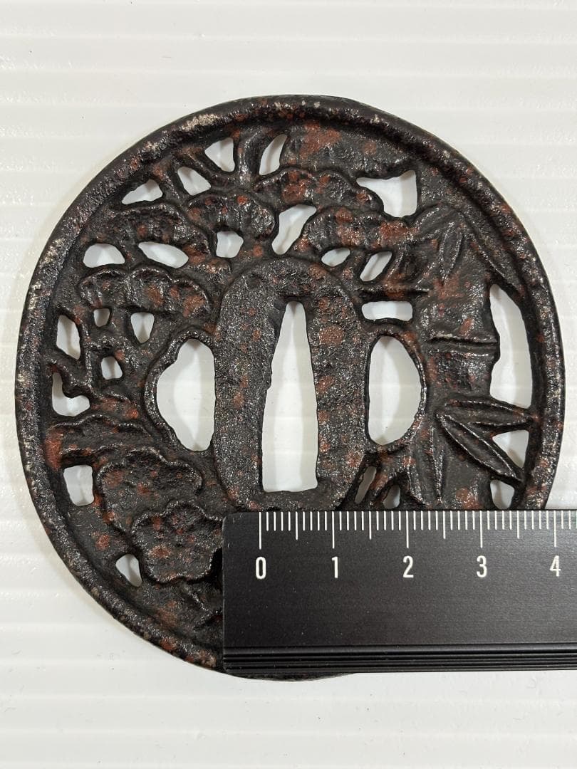 鍔(つば) 鉄製　日本刀　松竹梅　アンティーク