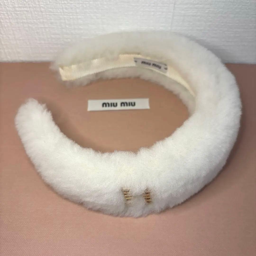 ミュウミュウ miumiu ホワイト ムートン ファー カチューシャ ヘア 白 ミュウミュウ miumiu ホワイト ムートン ファー カチューシャ ヘア 白