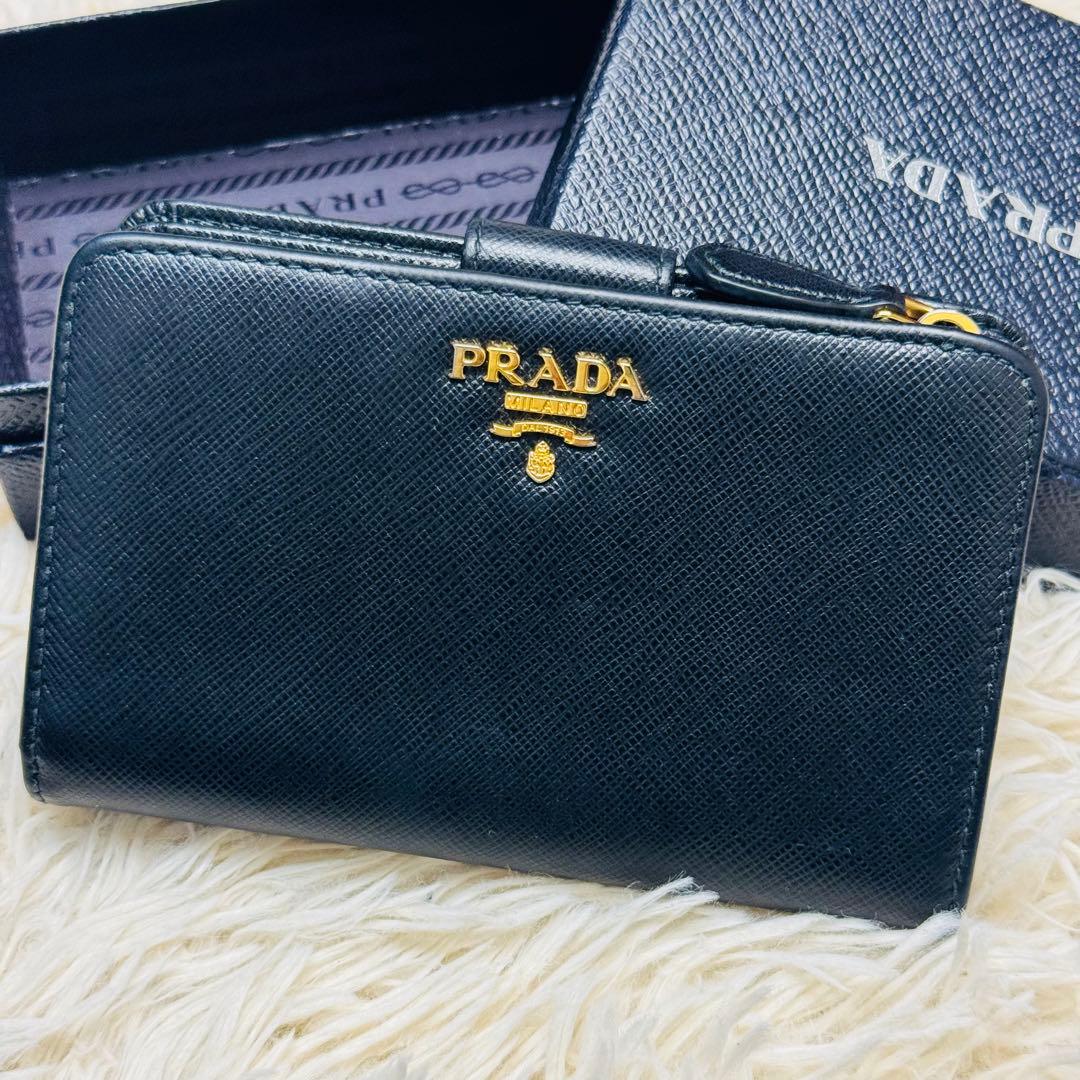 美品✨PRADA プラダ 二つ折り財布 サフィアーノレザー 金ロゴ ブラック 黒