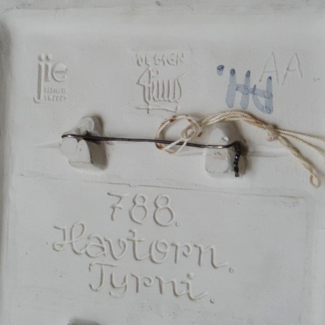 北欧　Jie Gantofta 　壁掛け　白地の陶板　★1992年に廃業