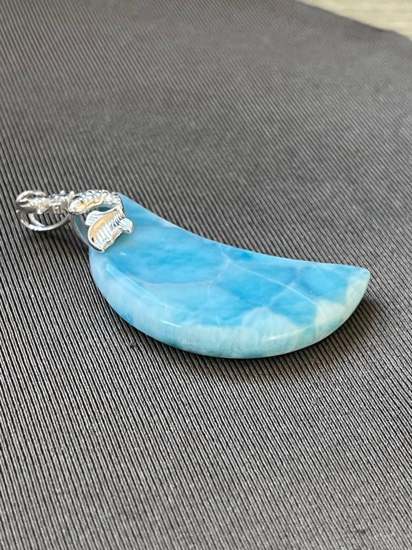 天然石高品質！ラリマー大きめ月型ペンダントトップシルバーお魚
