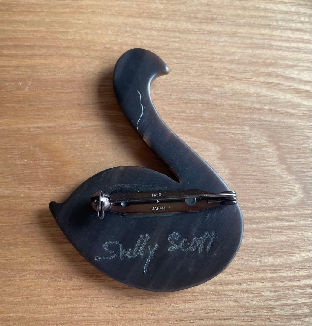 Sally Scott 黒鳥 水牛の角 ブローチ