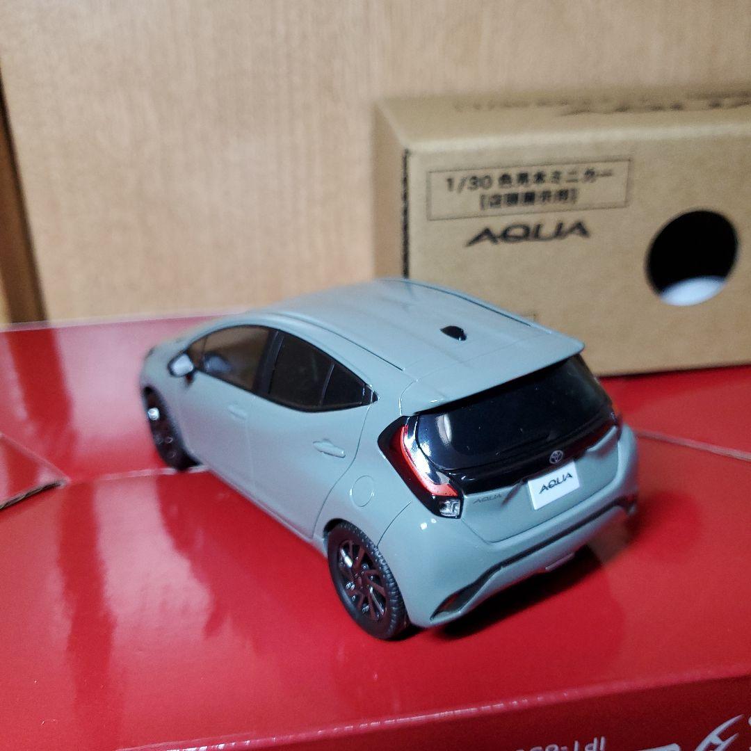 トヨタ AQUA 1/30 ミニカー グレー