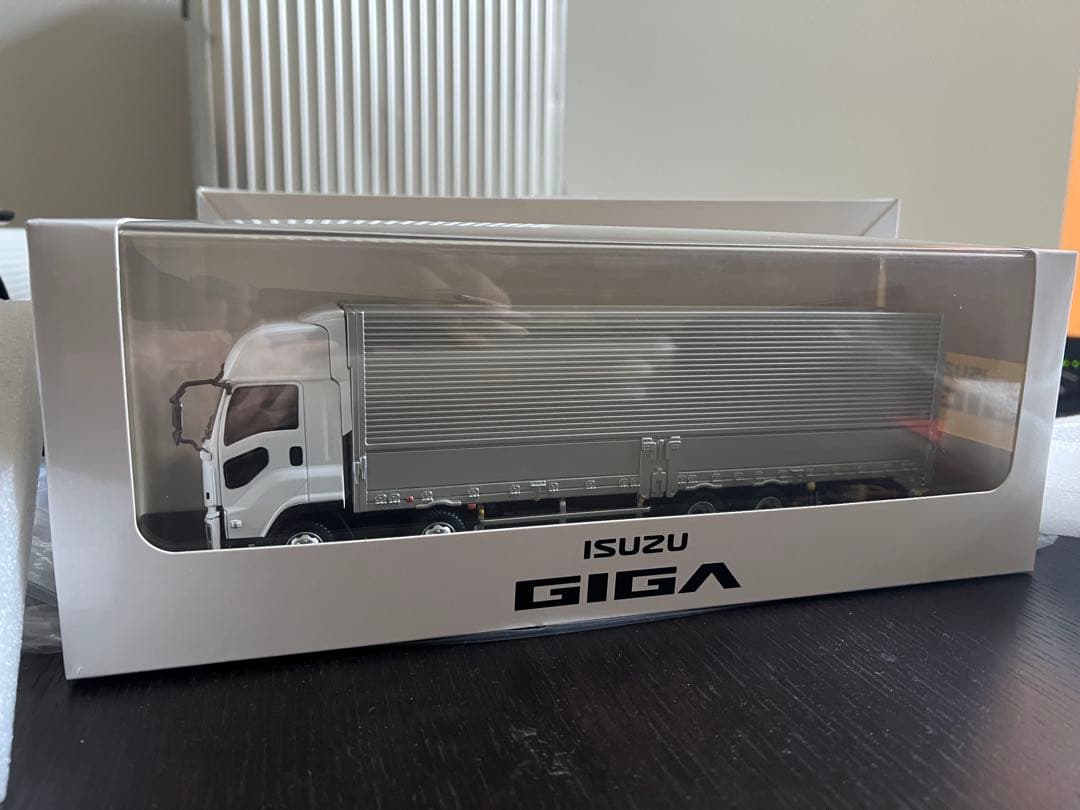いすゞギガ ISUZU GIGA トラックモデル ホワイト/シルバー 新品同様 いすゞ、大型トラック「ギガ」を改良し、発売 ～新キャブデザインを