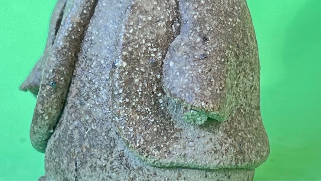 村長自画像 陶器製の口を開けた人形 約10cm カケ有り