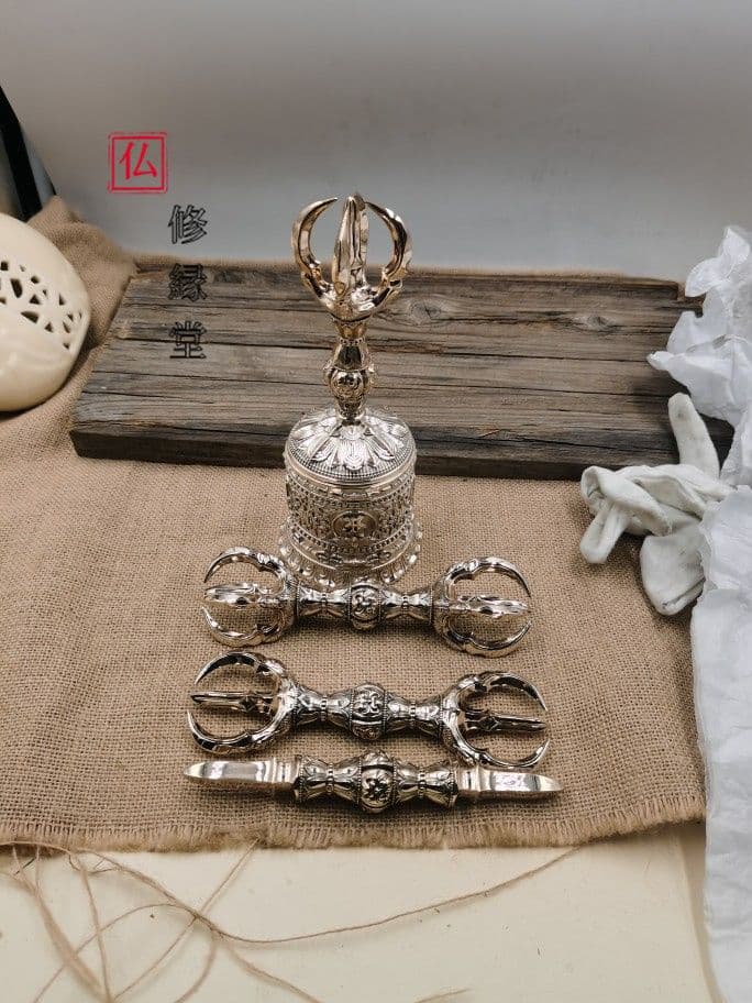 【修縁堂】密教法具 鬼面5点セット 鬼面の鈴 鐘 五鈷杵 三鈷杵 独鈷杵 真鍮 修縁堂】密教法具 鬼面5点セット 鬼面の鈴 鐘 五鈷杵 三鈷杵 独鈷杵