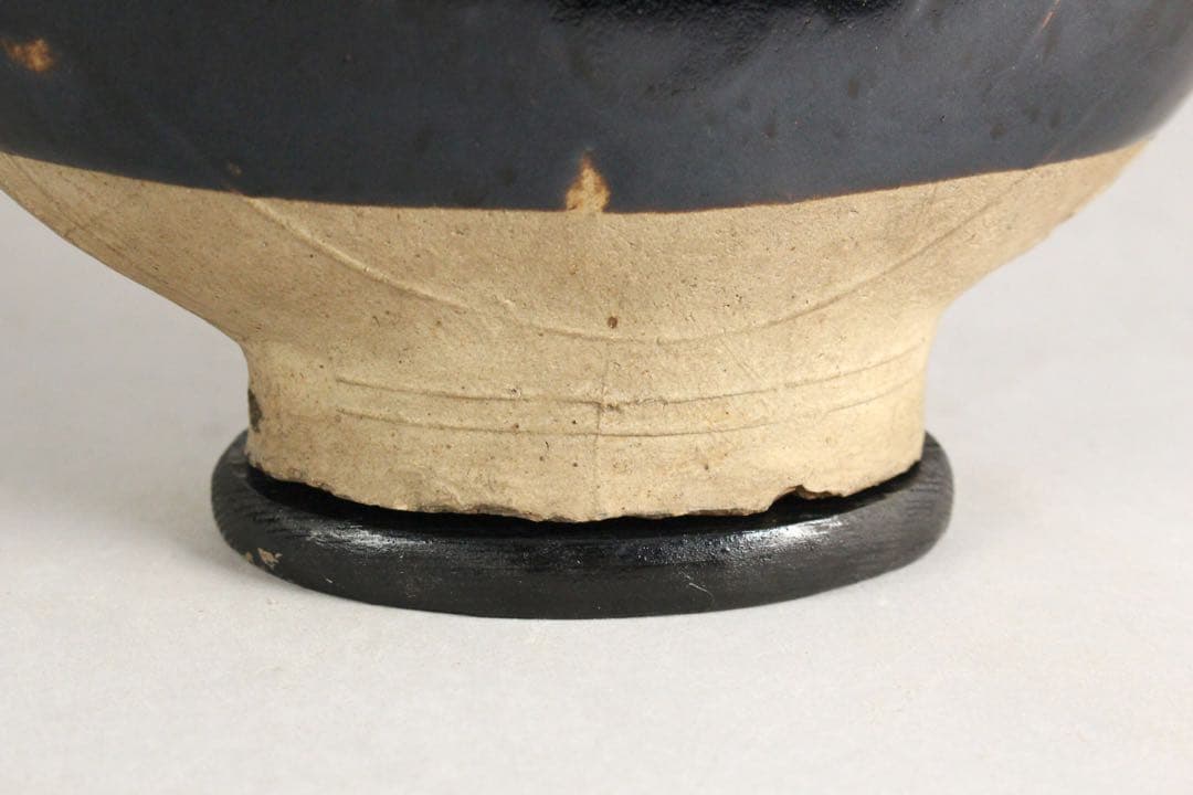 No4476 中国美術 磁州窯 黒釉葉文扁壷 木製台/木箱付 花器 送料無料