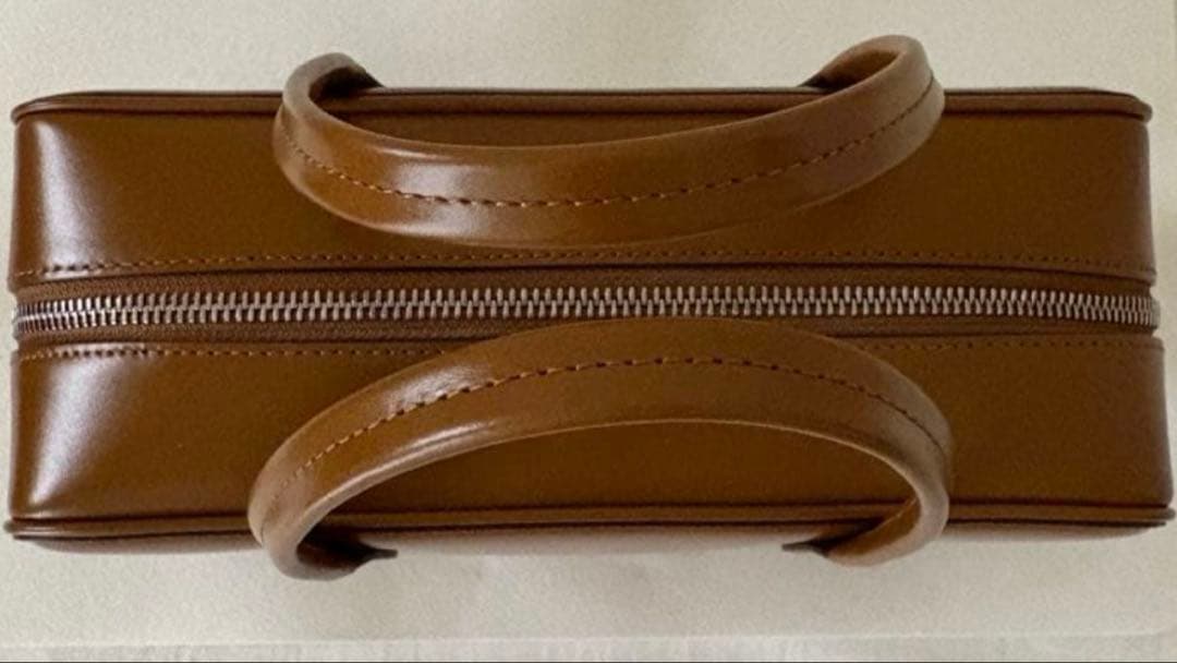 美品　tout y est ロケスモールバッグ