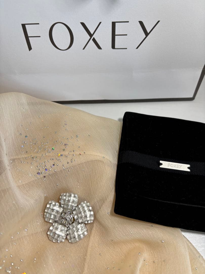 フォクシー フラワーブローチ ホワイトfoxey BROOCH \"FLEUR\"