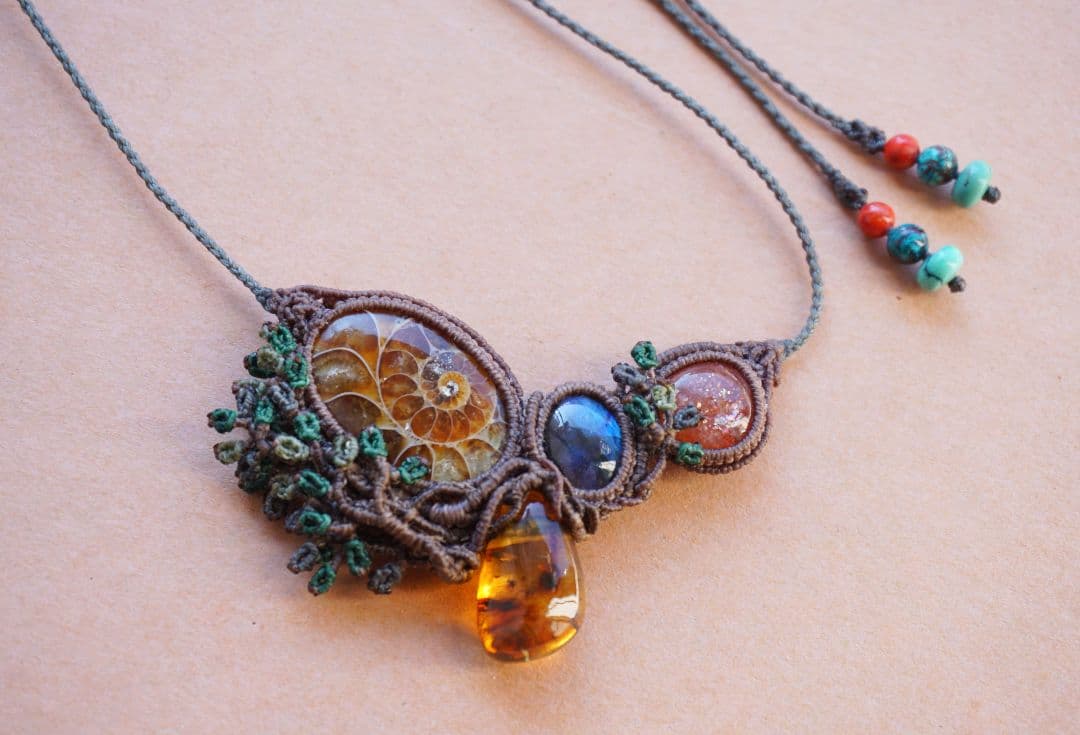 《森のかけら》アンモナイトと３種の石　マクラメ　ネックレス