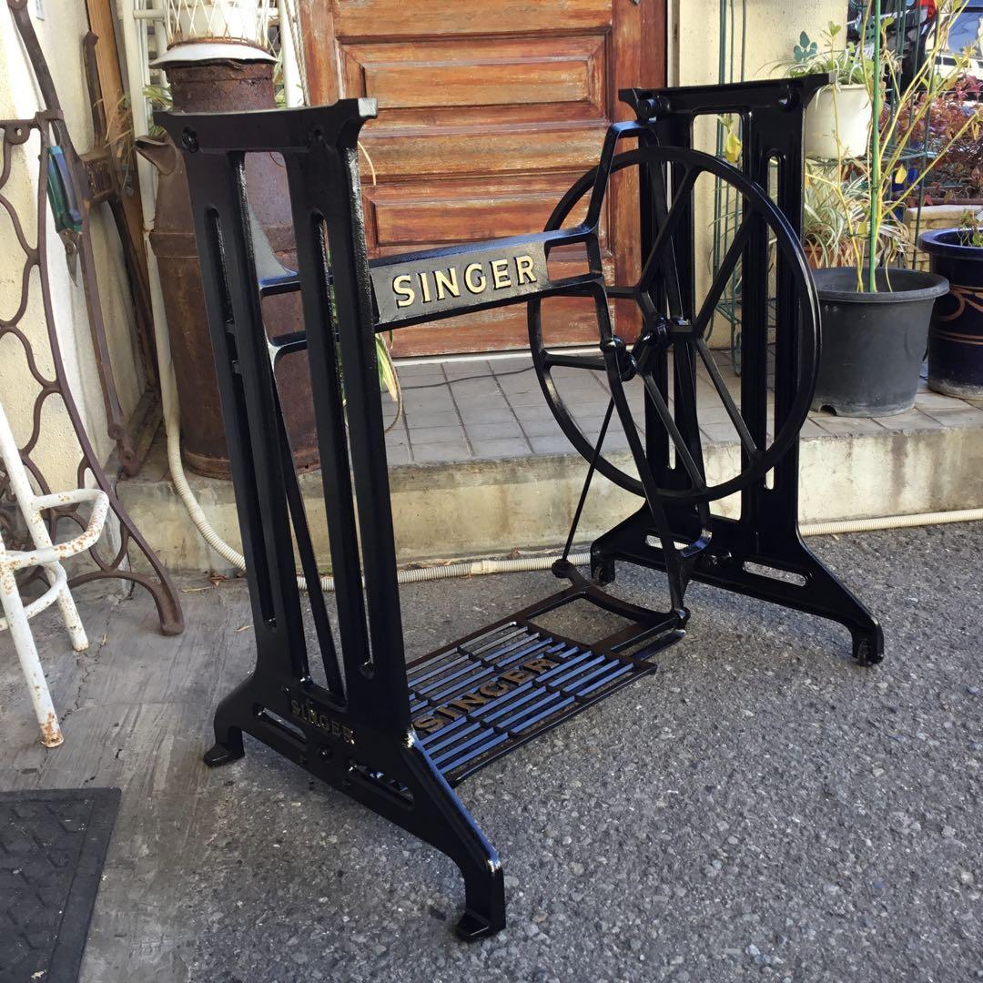 SINGER職業用足踏みミシン鉄脚 大型 テーブルに！ - メルカリ