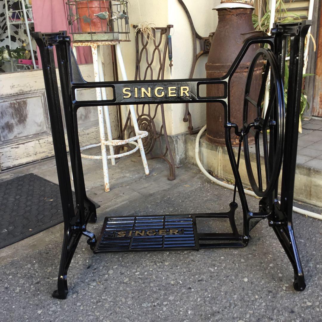 SINGER職業用足踏みミシン鉄脚 大型 テーブルに！ - メルカリ