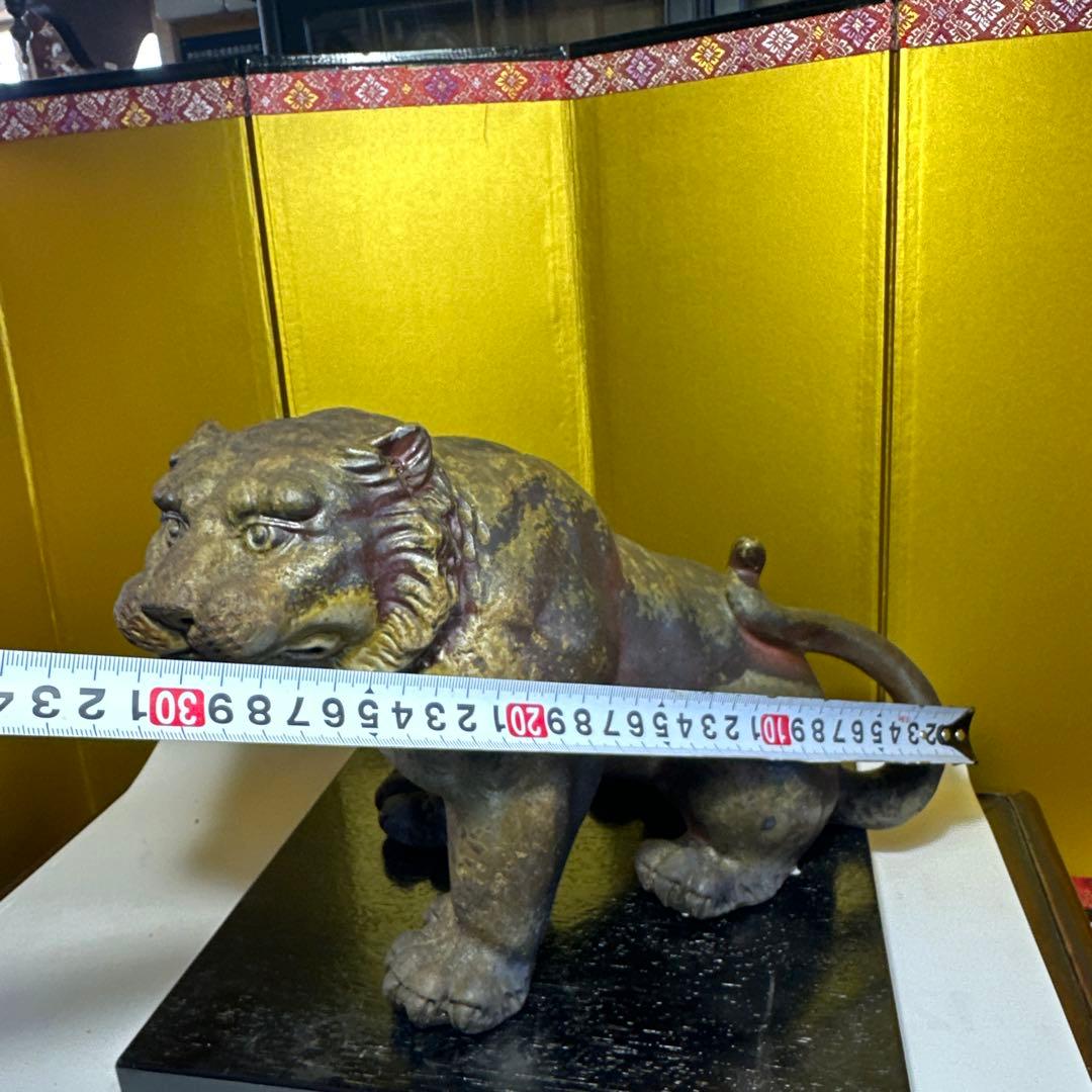 備前焼，虎，獅子，鈴木黄弌，備前焼虎の彫刻 黒い台座付き - メルカリ