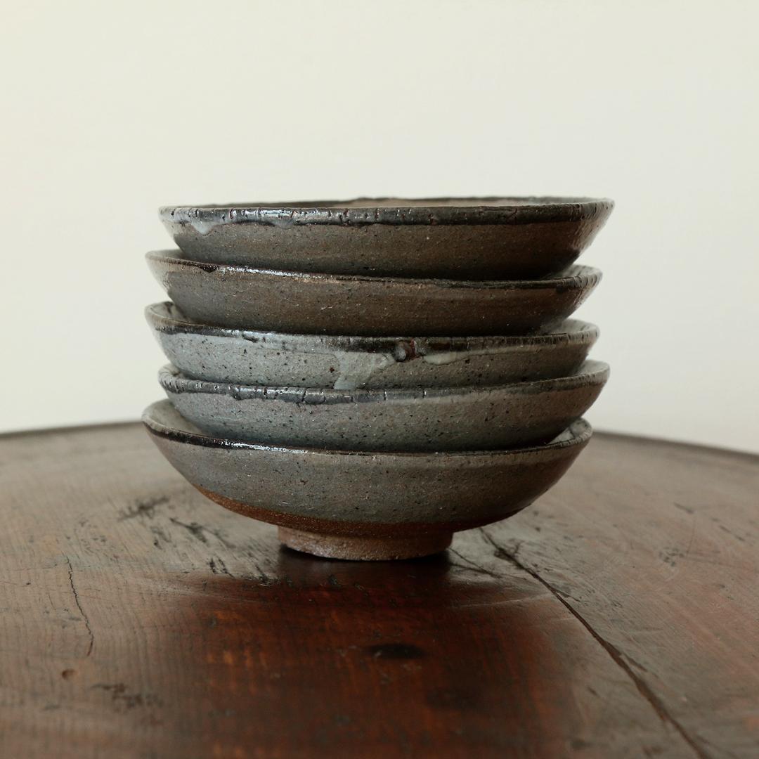 作家もの器　唐津焼　丸田雄さん　皮鯨小皿　五枚揃　7/19最終値下げ 丸田雄 作 唐津皮鯨ぐい呑 4 – ギャラリー一番館オンラインショップ