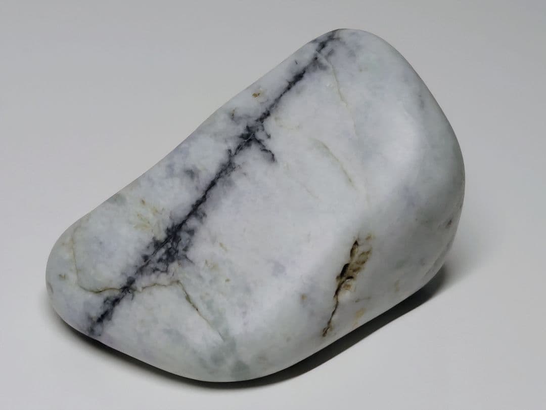 糸魚川141 翡翠 114g ヒスイ 原石 鑑賞石 自然石 誕生石 鉱物 鉱石