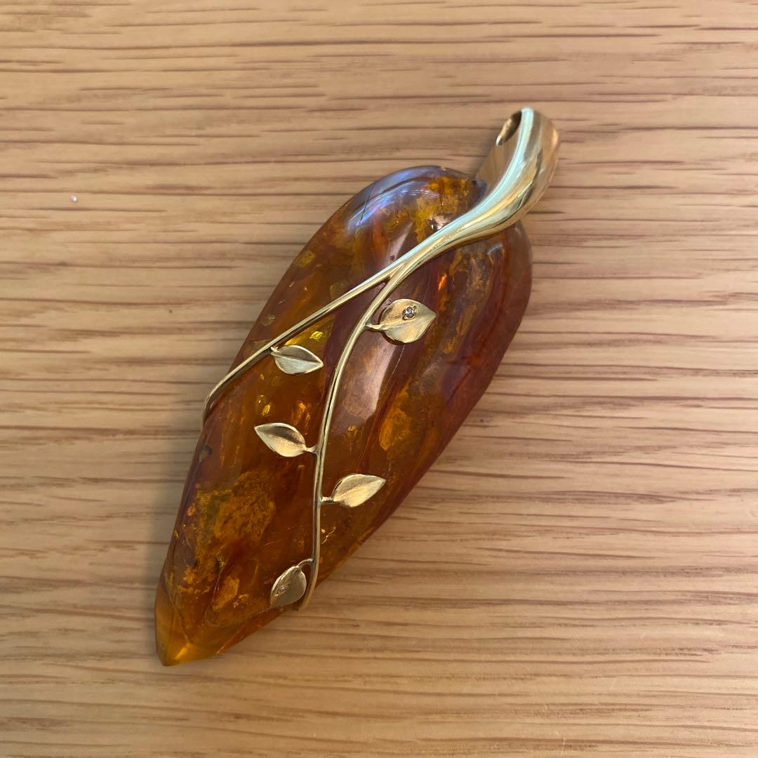 琥珀色の葉形ブローチ・ペンダントトップ 琥珀色の葉形ブローチ・ペンダントトップ