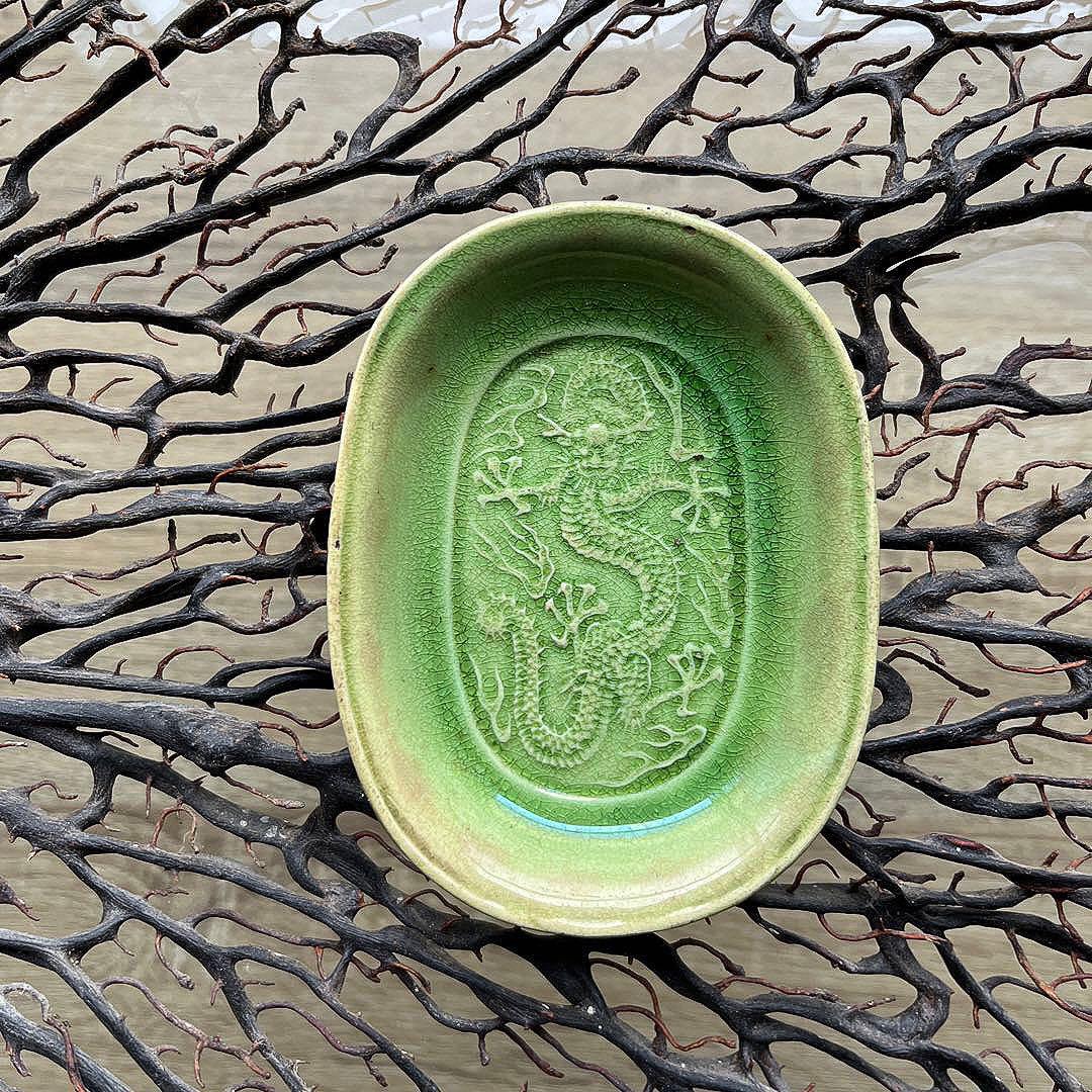 骨董　淡路珉平焼　タイルグリーン 陽刻　希少　5本爪龍紋　楕円形　豆皿