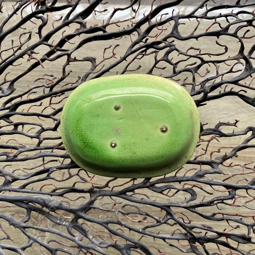 骨董　淡路珉平焼　タイルグリーン 陽刻　希少　5本爪龍紋　楕円形　豆皿