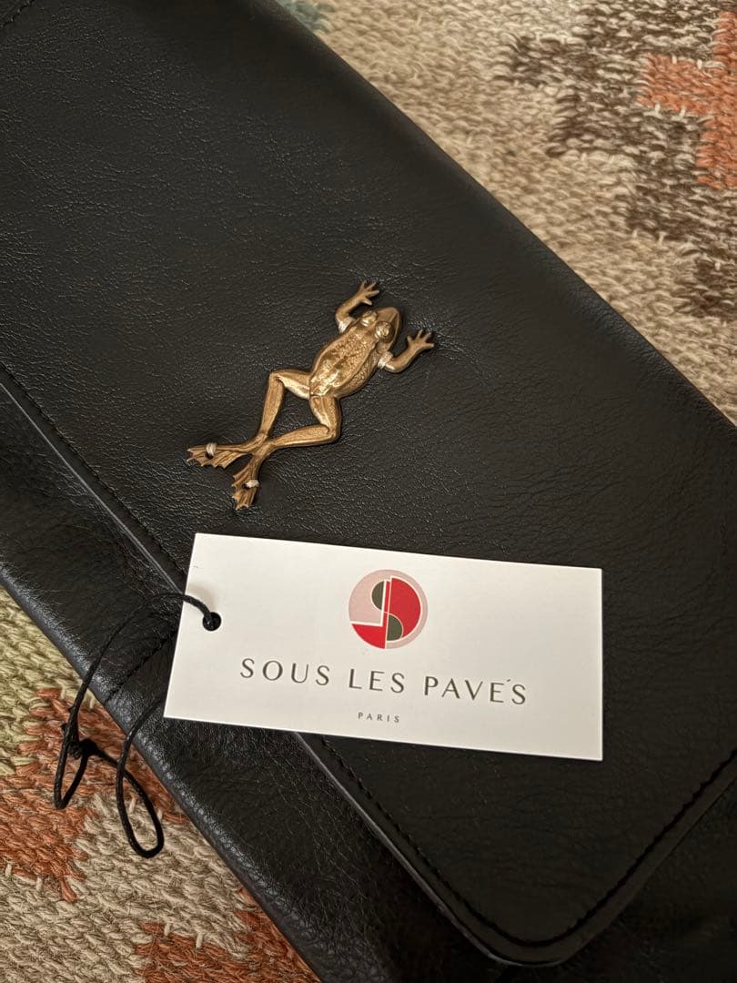 SOUS LES PAVÉS ブラックショルダーバッグ　フランス　カエル