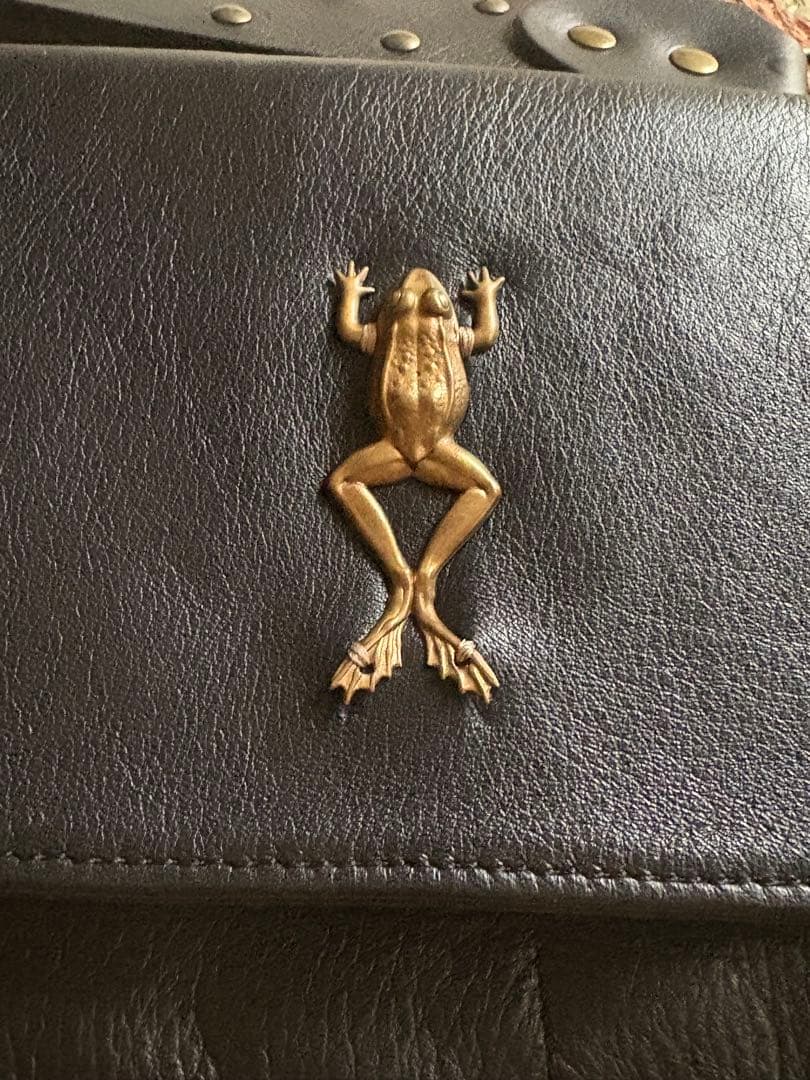 SOUS LES PAVÉS ブラックショルダーバッグ　フランス　カエル