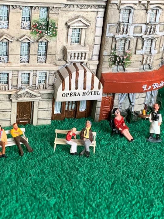 ドミニク・ゴー パリの街並シリーズの人形・ベンチ・街灯・キオスク・メトロ入り口 ドミニク・ゴー パリの街並シリーズの人形・ベンチ・街灯・キオスク