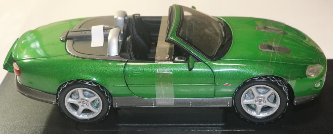 007ボンドカー　ジャガーXKRロードスター１／１８ （ダイ・アナザー・デー