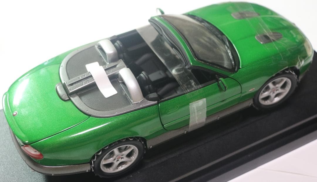 007ボンドカー　ジャガーXKRロードスター１／１８ （ダイ・アナザー・デー